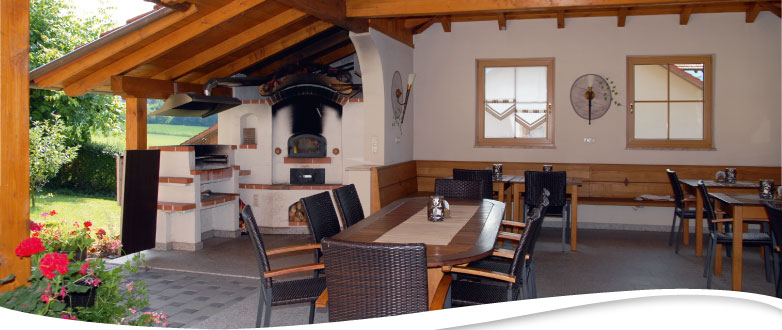 Überdachte Terrasse mit urigem Brotbackofen