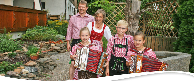 Familie Weiß mit ihren musizierenden Kindern